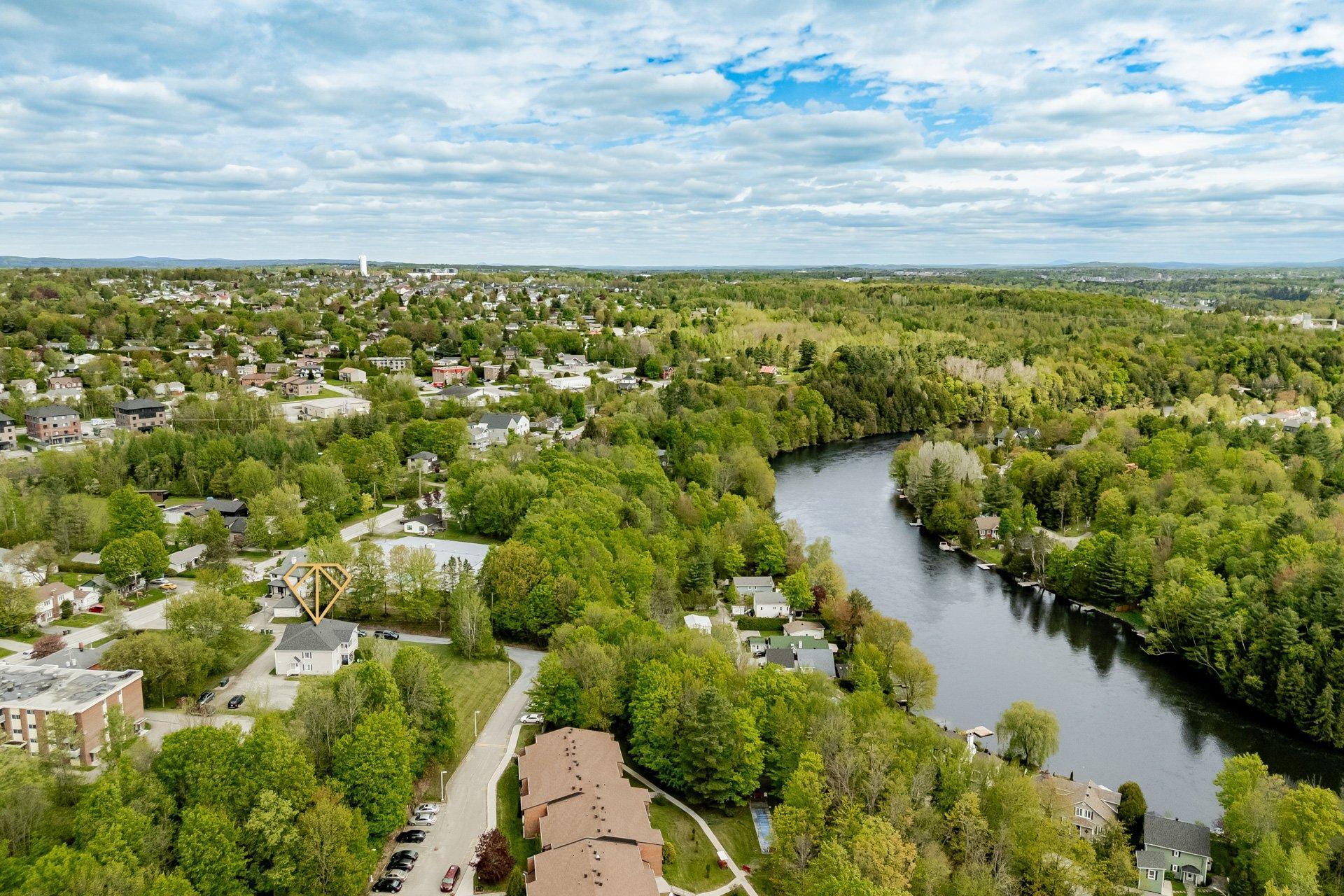 









361


Rue Argenteuil

,
Sherbrooke (Brompton/Rock Forest/Saint-Élie/Deauville),




QC
J1N2S6

