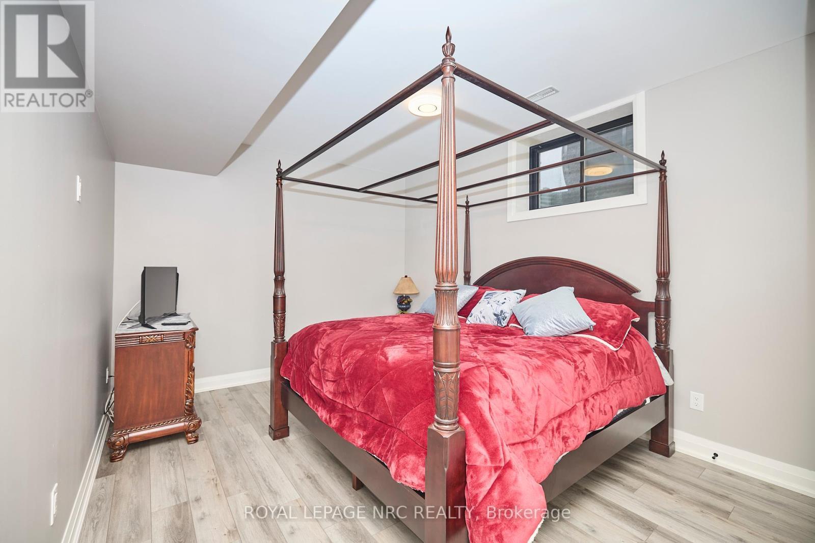 












1174 SPEARS ROAD

,
Fort Erie (Crescent Park),




Ontario
L2A4N1

