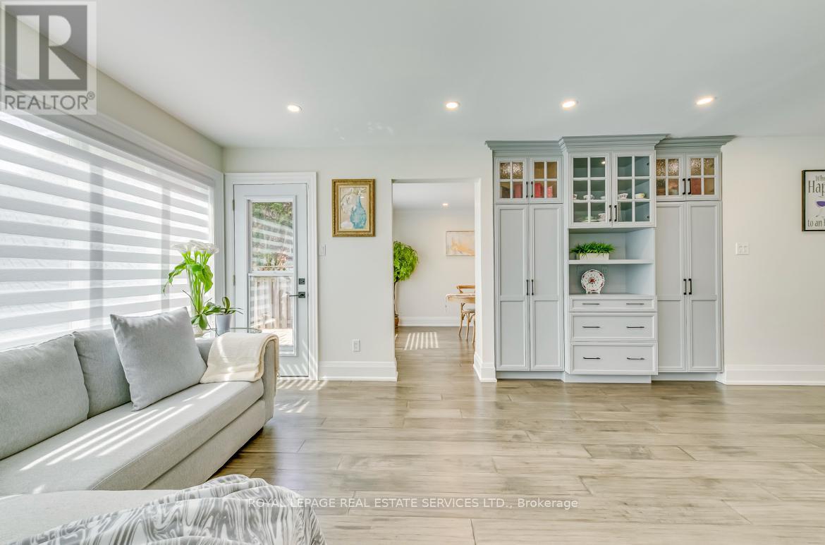 












1097 GRANDEUR CRESCENT

,
Oakville,




Ontario
L6H4B4

