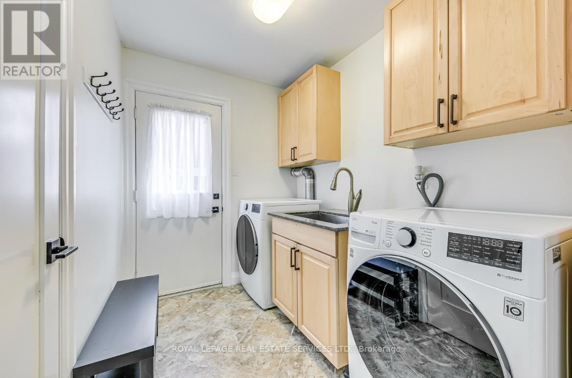 












1097 GRANDEUR CRESCENT

,
Oakville,




Ontario
L6H4B4

