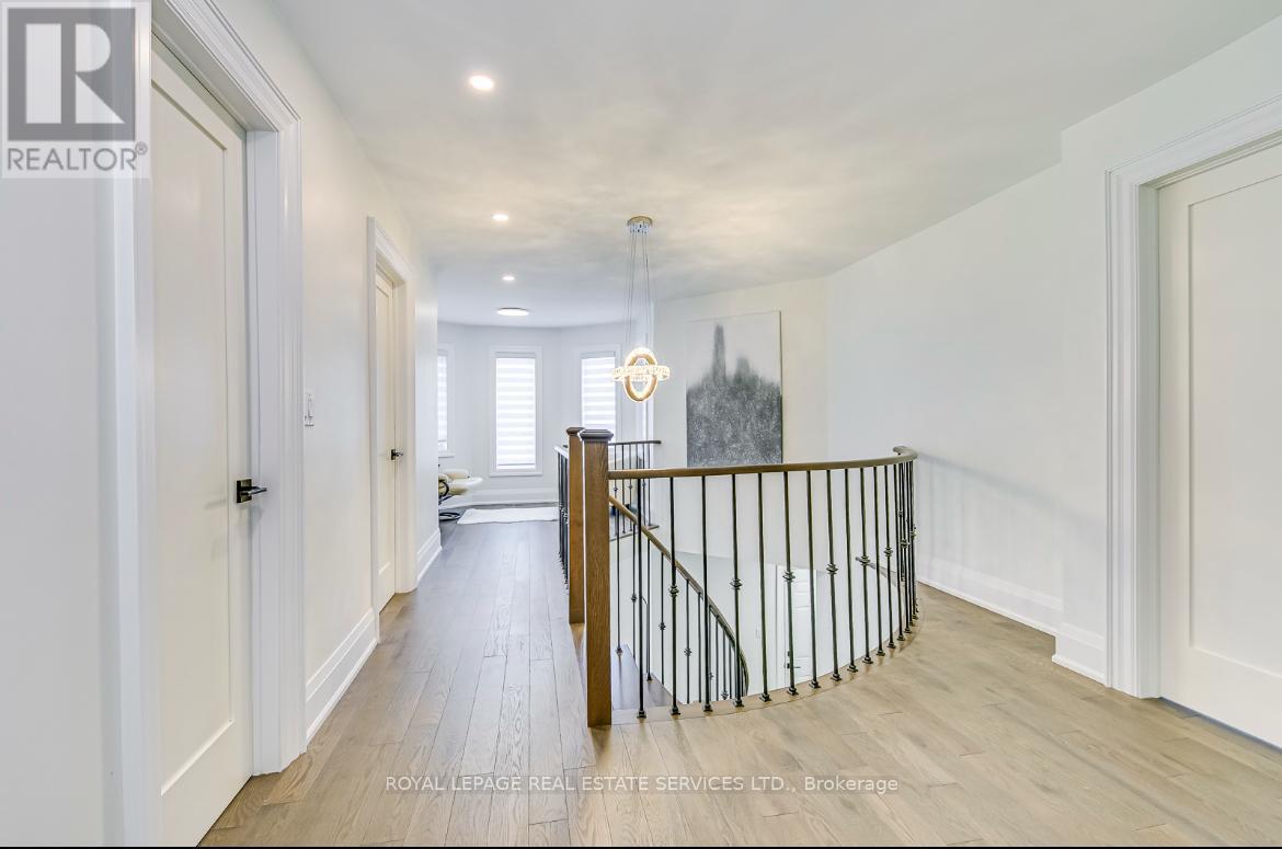 












1097 GRANDEUR CRESCENT

,
Oakville,




Ontario
L6H4B4


