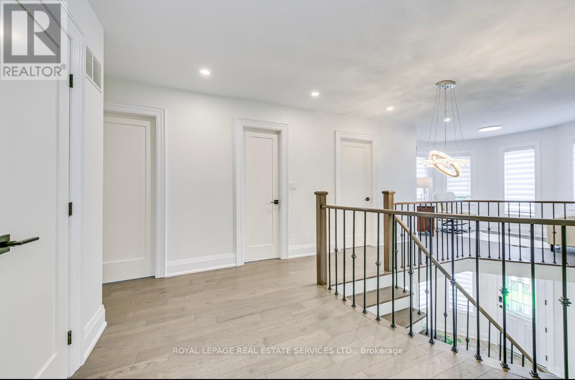












1097 GRANDEUR CRESCENT

,
Oakville,




Ontario
L6H4B4

