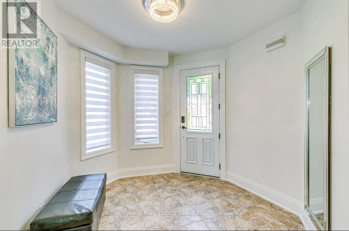 












1097 GRANDEUR CRESCENT

,
Oakville,




Ontario
L6H4B4

