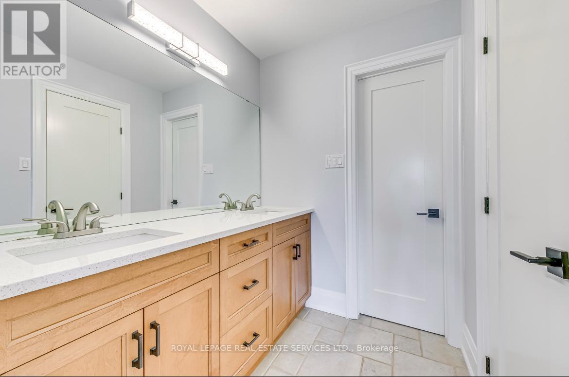 












1097 GRANDEUR CRESCENT

,
Oakville,




Ontario
L6H4B4


