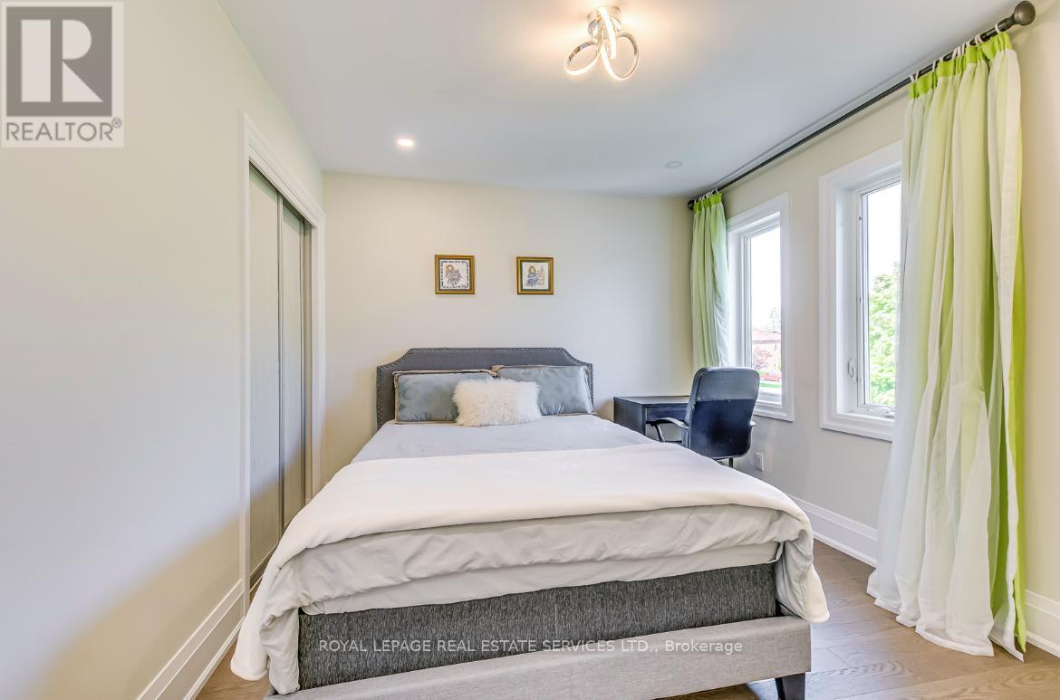 












1097 GRANDEUR CRESCENT

,
Oakville,




Ontario
L6H4B4

