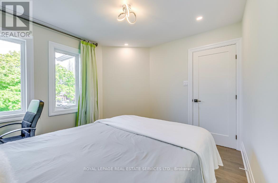 












1097 GRANDEUR CRESCENT

,
Oakville,




Ontario
L6H4B4

