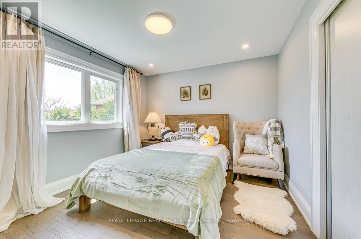 












1097 GRANDEUR CRESCENT

,
Oakville,




Ontario
L6H4B4

