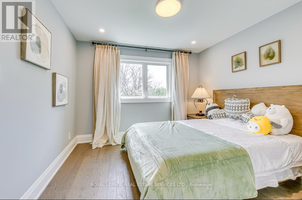 












1097 GRANDEUR CRESCENT

,
Oakville,




Ontario
L6H4B4

