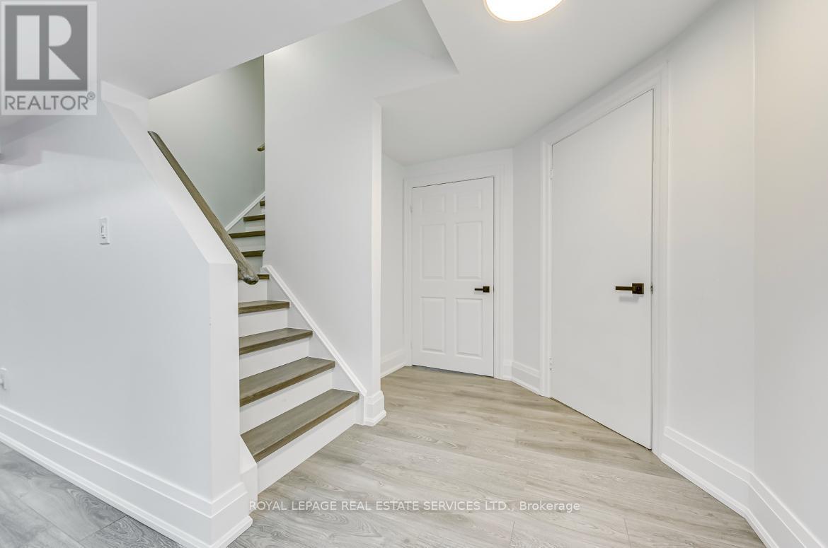 












1097 GRANDEUR CRESCENT

,
Oakville,




Ontario
L6H4B4

