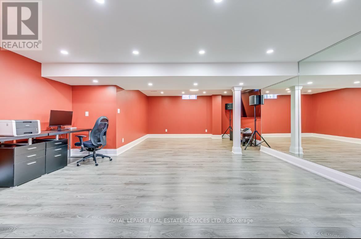 












1097 GRANDEUR CRESCENT

,
Oakville,




Ontario
L6H4B4


