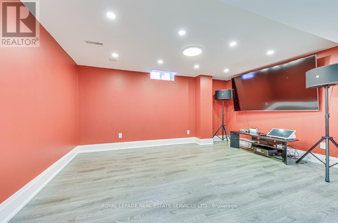 












1097 GRANDEUR CRESCENT

,
Oakville,




Ontario
L6H4B4

