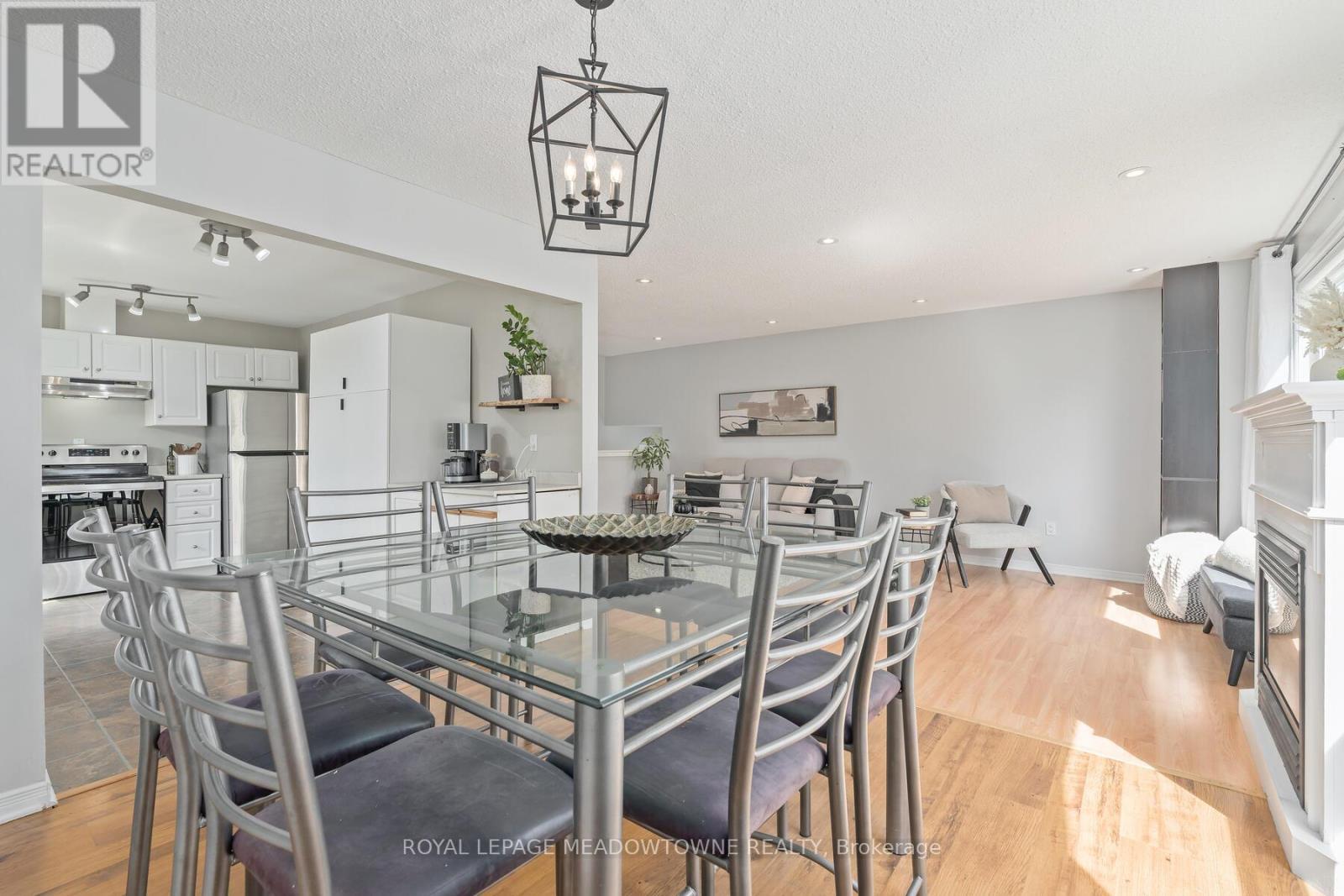 












338 WHITEHEAD CRESCENT

,
Caledon,




Ontario
L7E3Y4

