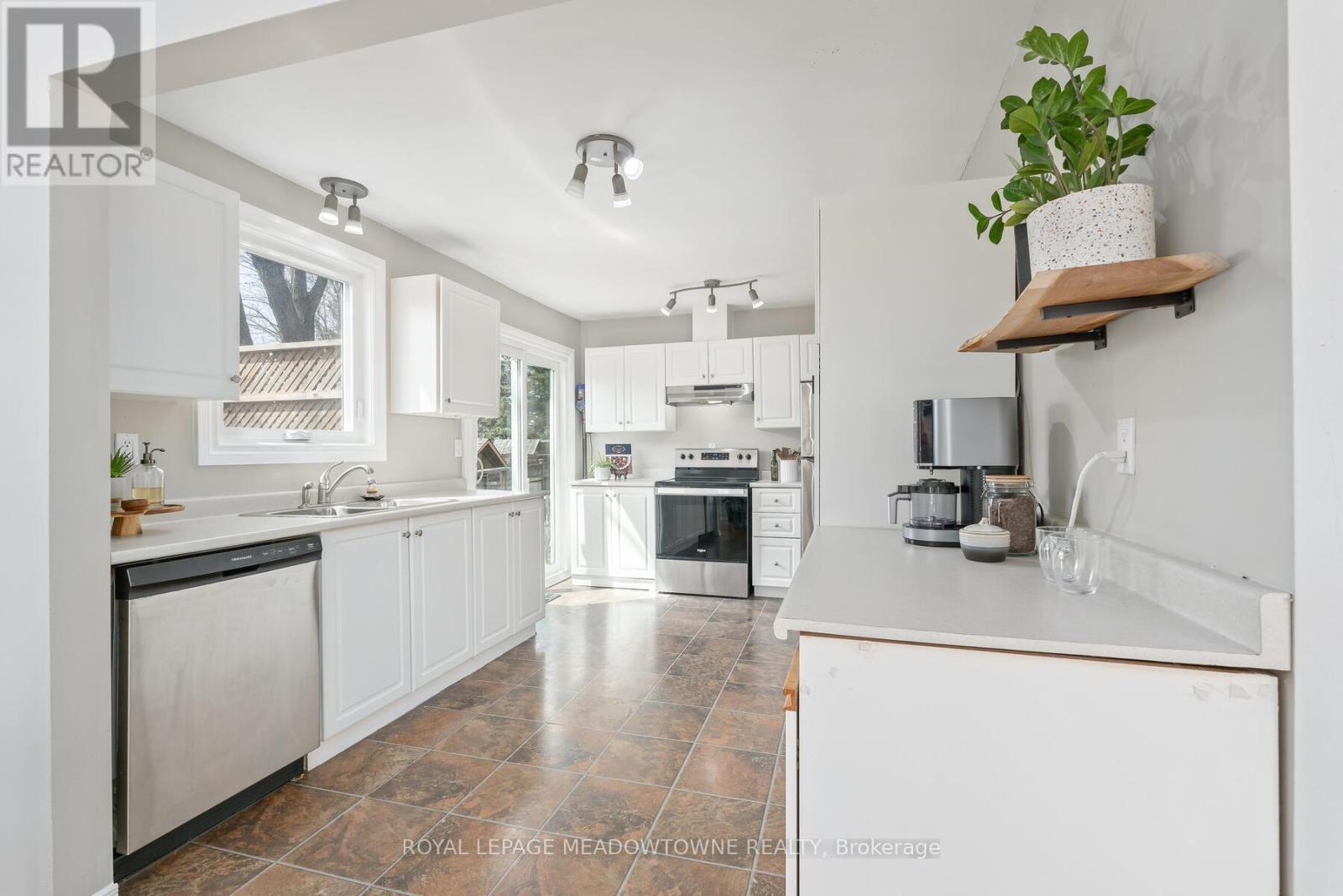 












338 WHITEHEAD CRESCENT

,
Caledon,




Ontario
L7E3Y4


