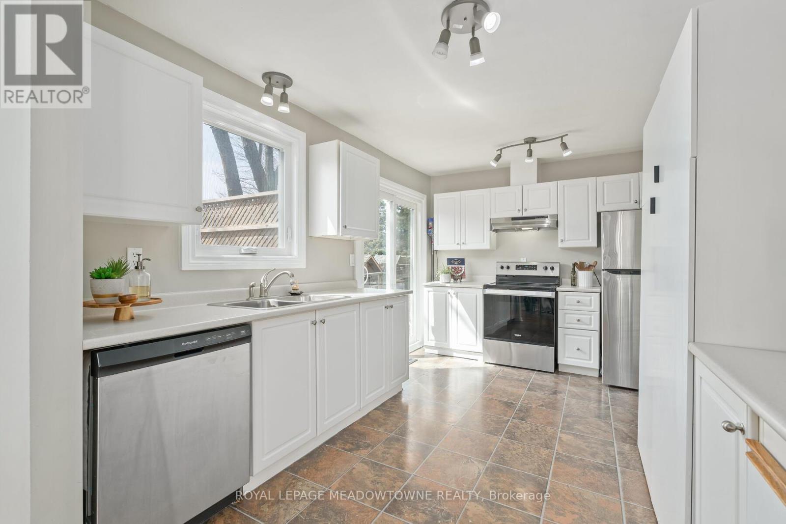 












338 WHITEHEAD CRESCENT

,
Caledon,




Ontario
L7E3Y4

