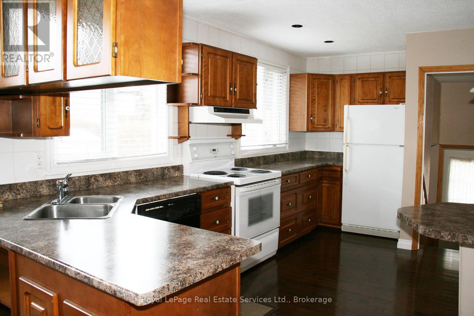












2072 BRIDGE ROAD

,
Oakville (WO West),




Ontario
L6L2E9

