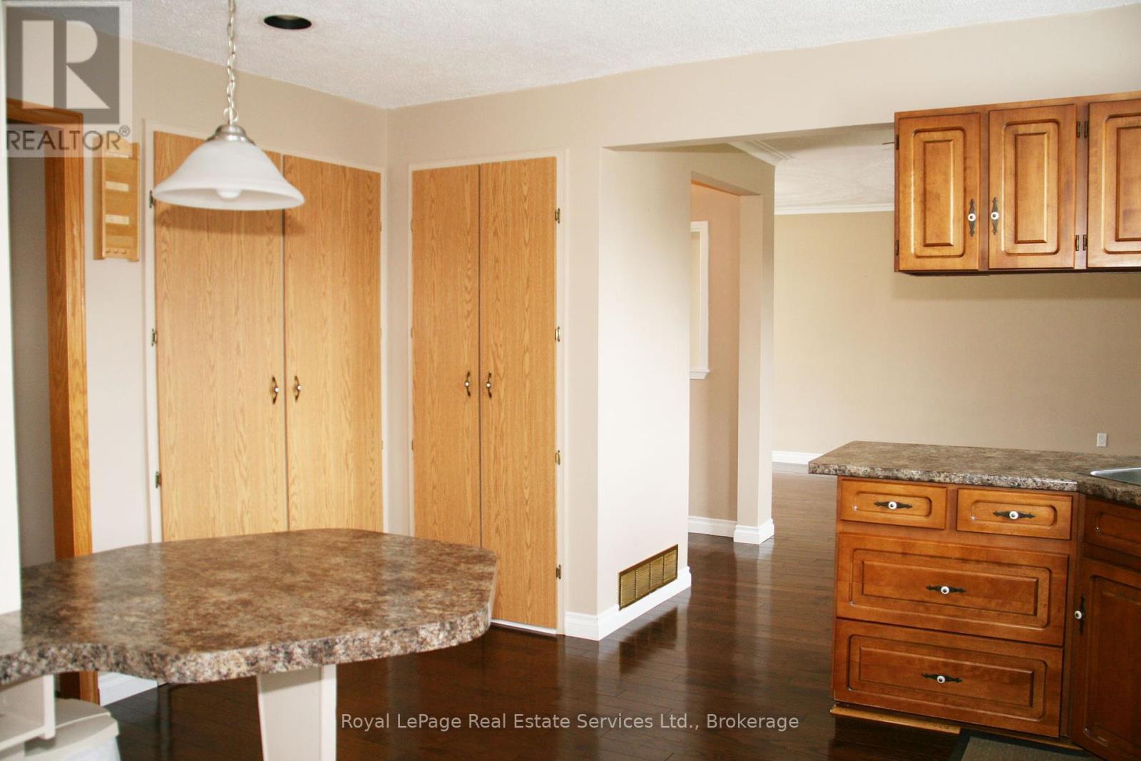 












2072 BRIDGE ROAD

,
Oakville (WO West),




Ontario
L6L2E9

