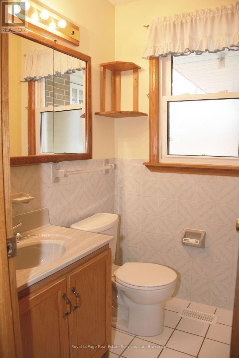 












2072 BRIDGE ROAD

,
Oakville (WO West),




Ontario
L6L2E9


