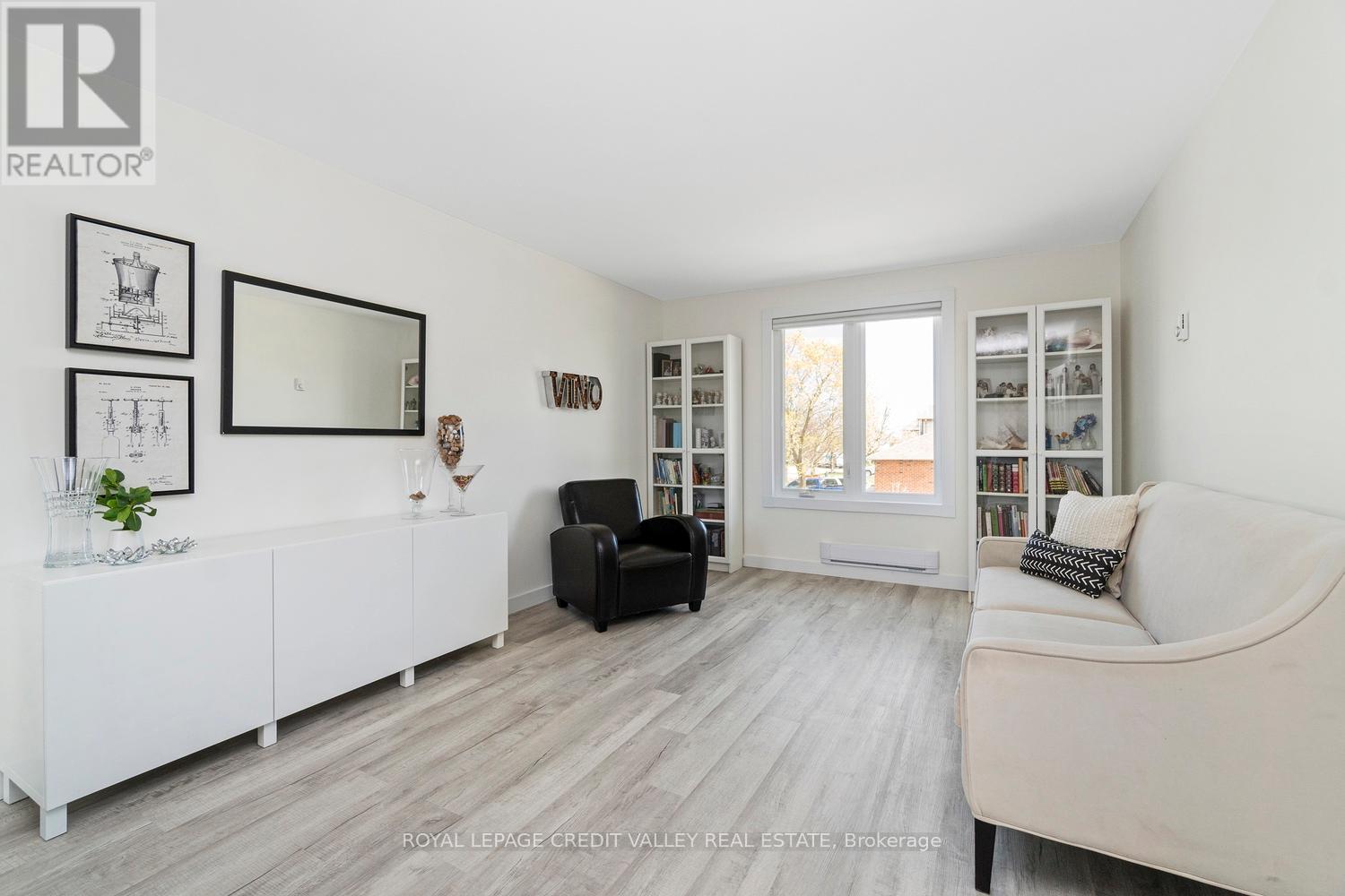 












13 KINZIE LANE

,
Barrie,




Ontario
L4M6A2

