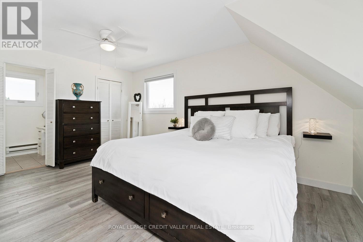 












13 KINZIE LANE

,
Barrie,




Ontario
L4M6A2

