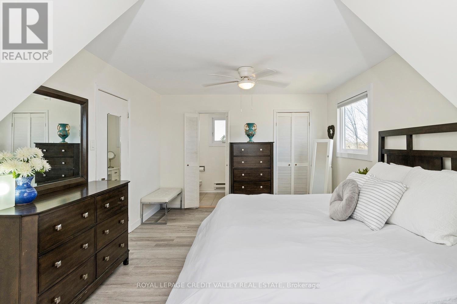 












13 KINZIE LANE

,
Barrie,




Ontario
L4M6A2

