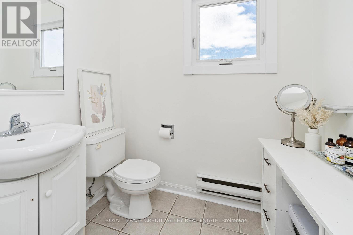 












13 KINZIE LANE

,
Barrie,




Ontario
L4M6A2

