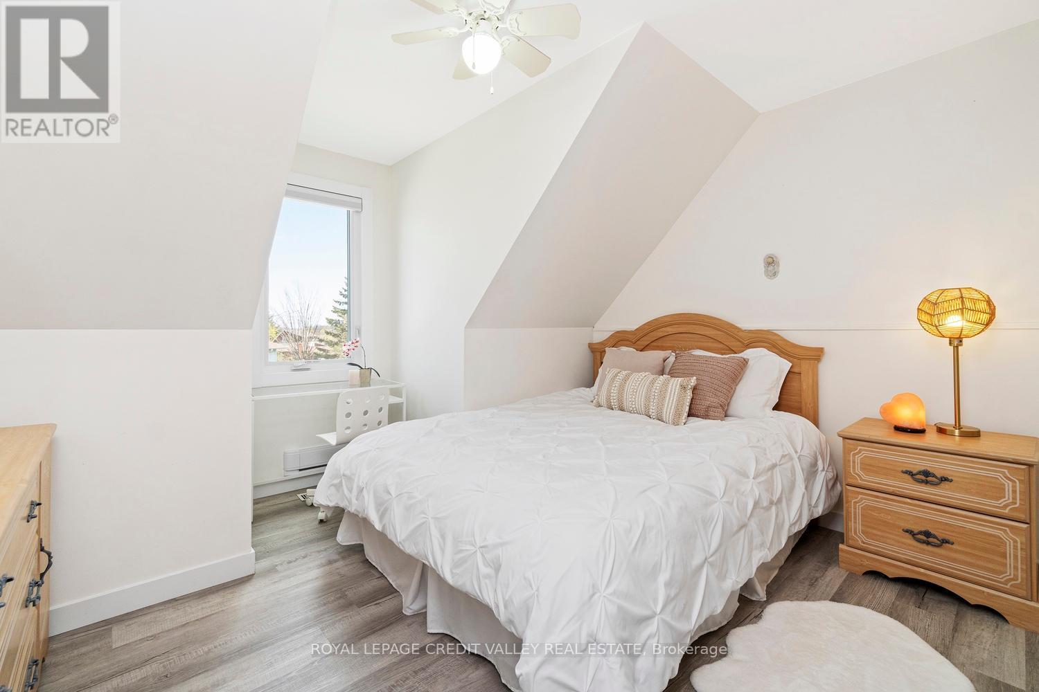 












13 KINZIE LANE

,
Barrie,




Ontario
L4M6A2

