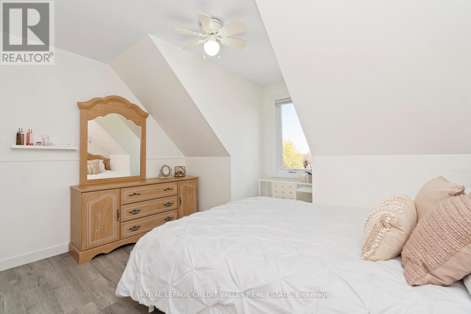 












13 KINZIE LANE

,
Barrie,




Ontario
L4M6A2


