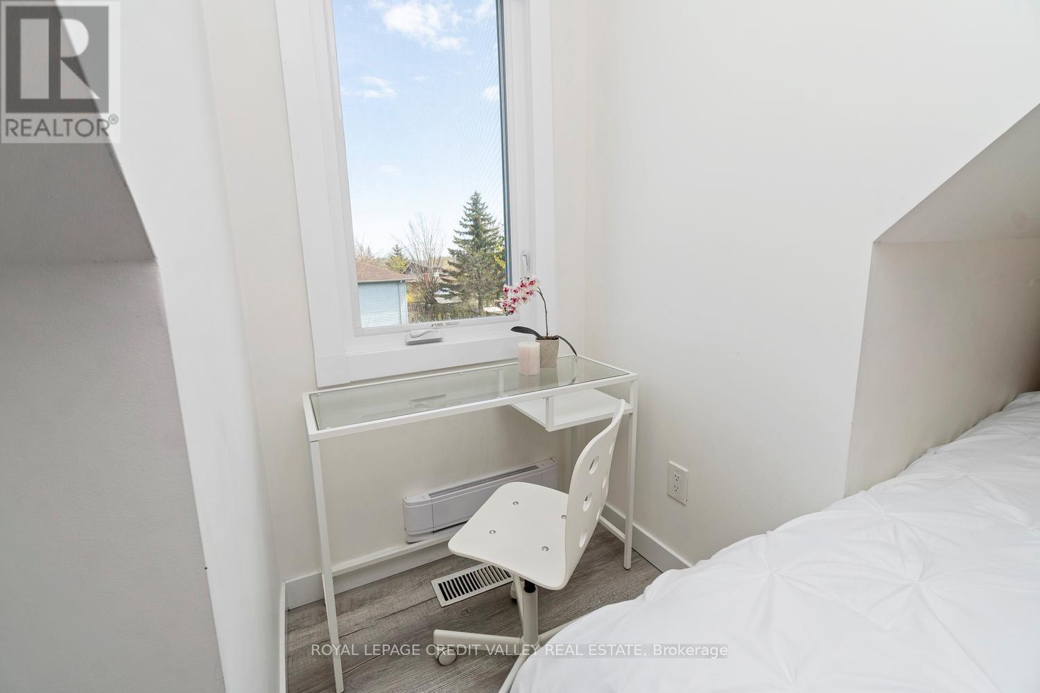 












13 KINZIE LANE

,
Barrie,




Ontario
L4M6A2

