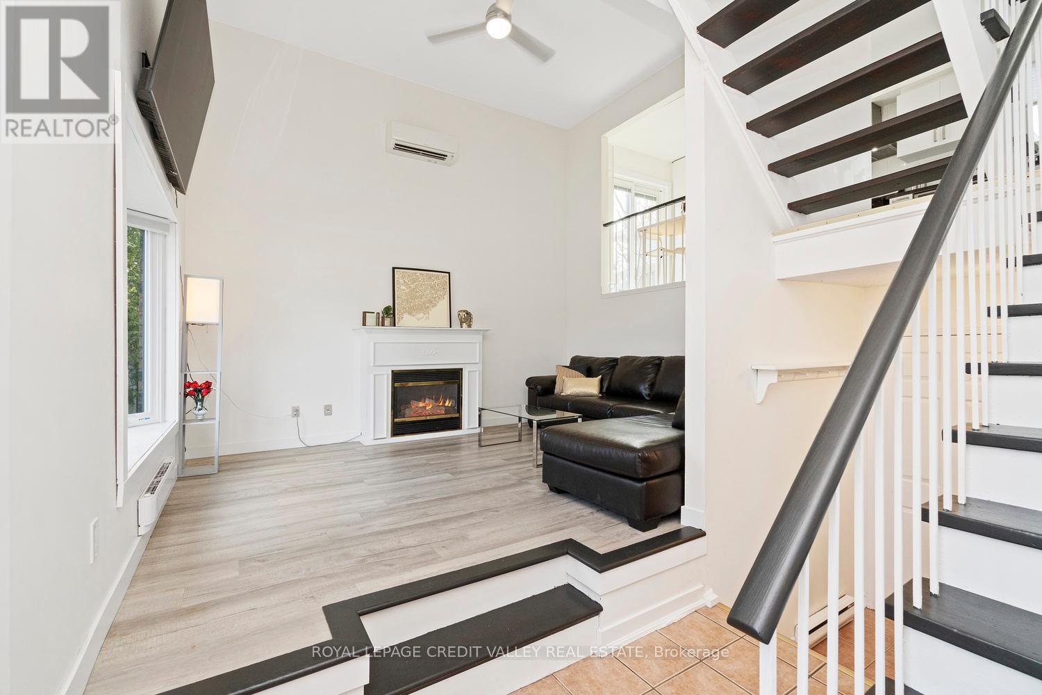 












13 KINZIE LANE

,
Barrie,




Ontario
L4M6A2

