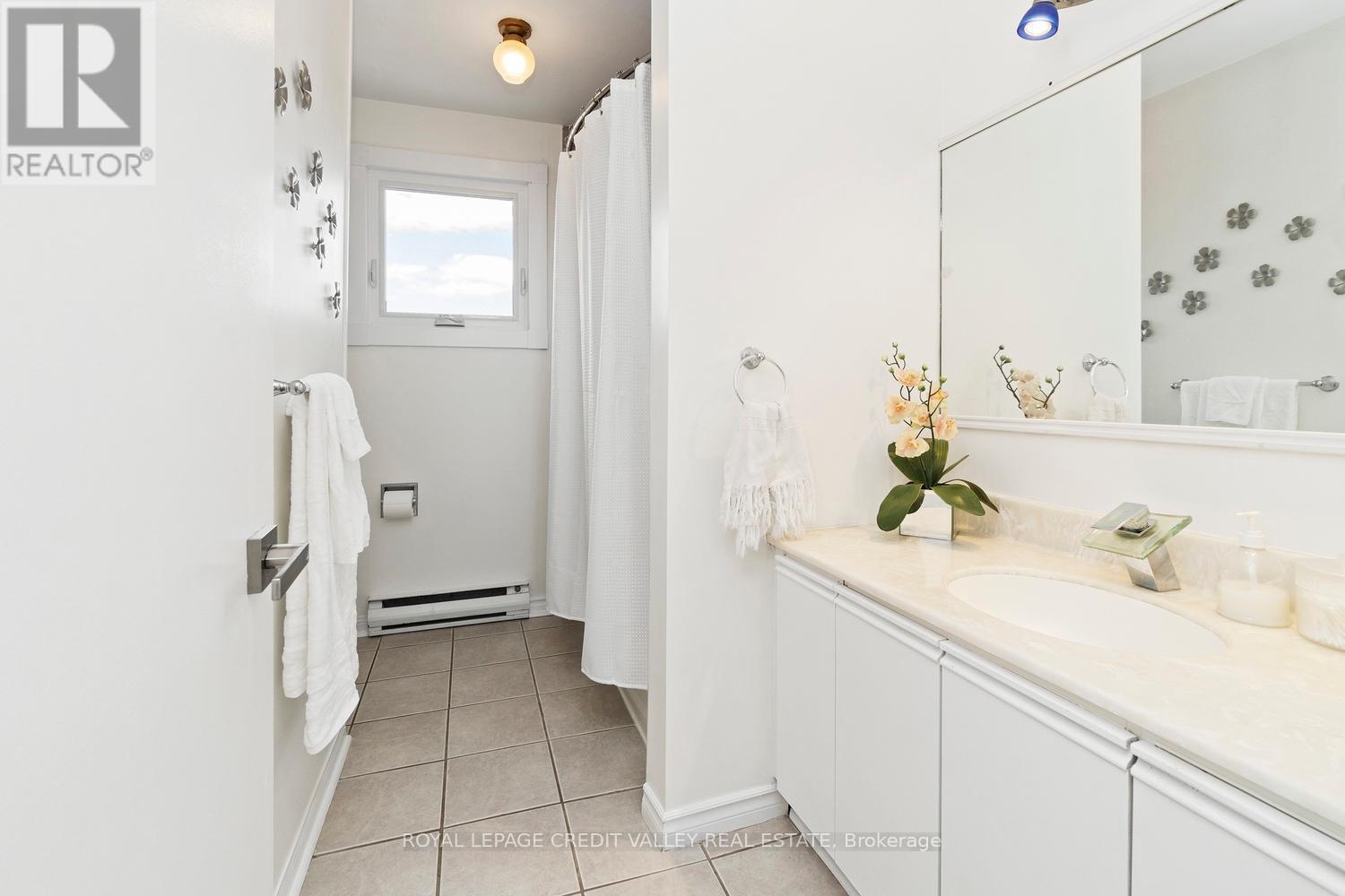 












13 KINZIE LANE

,
Barrie,




Ontario
L4M6A2

