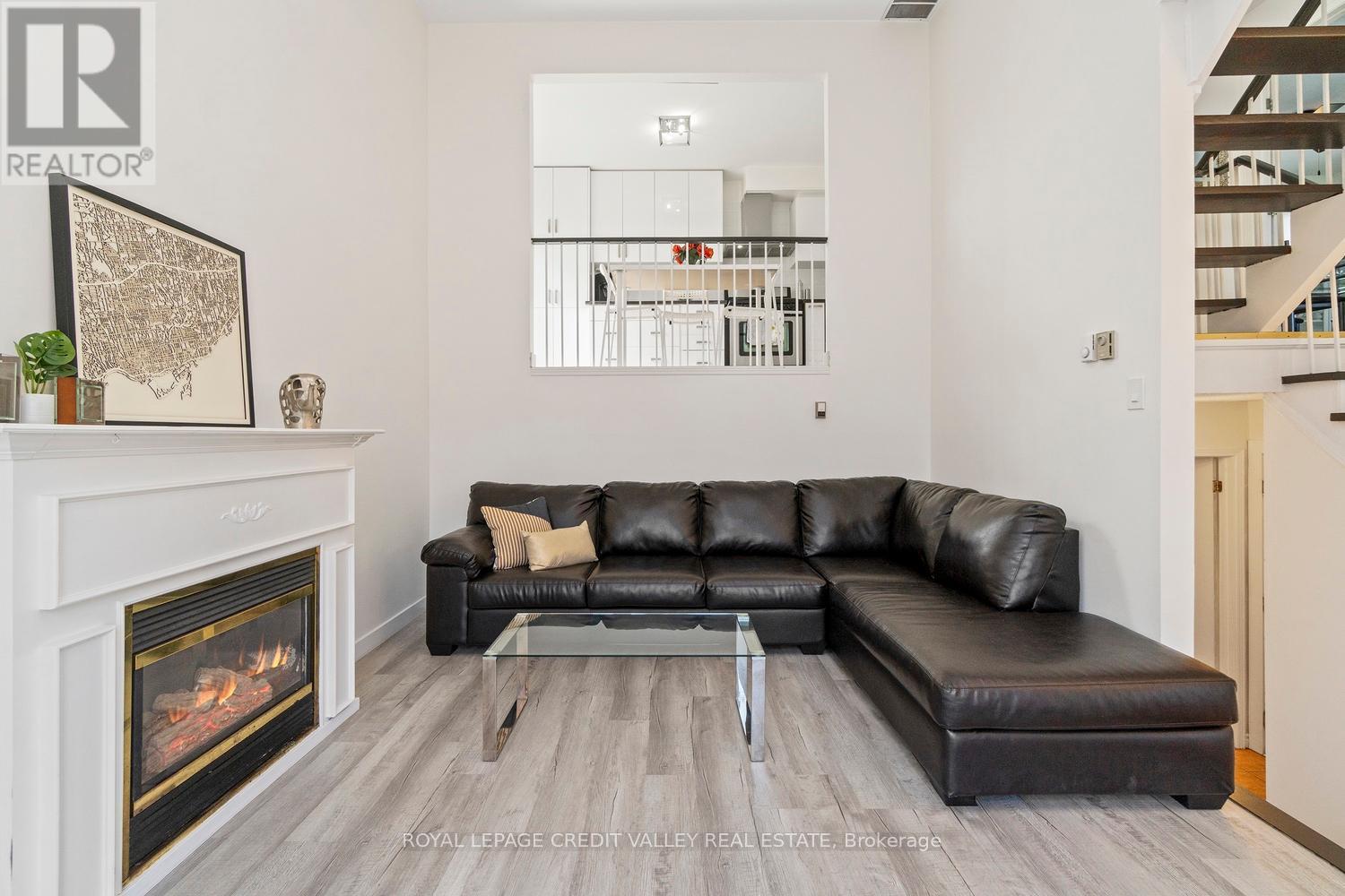 












13 KINZIE LANE

,
Barrie,




Ontario
L4M6A2

