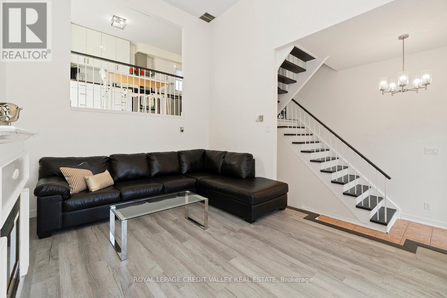 












13 KINZIE LANE

,
Barrie,




Ontario
L4M6A2

