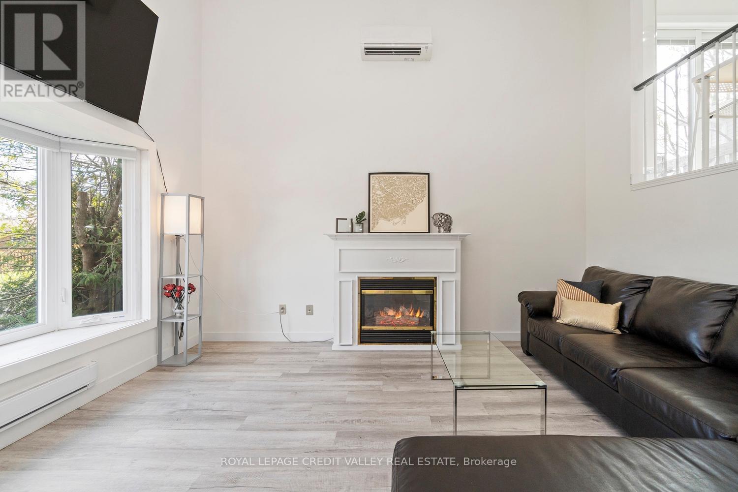 












13 KINZIE LANE

,
Barrie,




Ontario
L4M6A2

