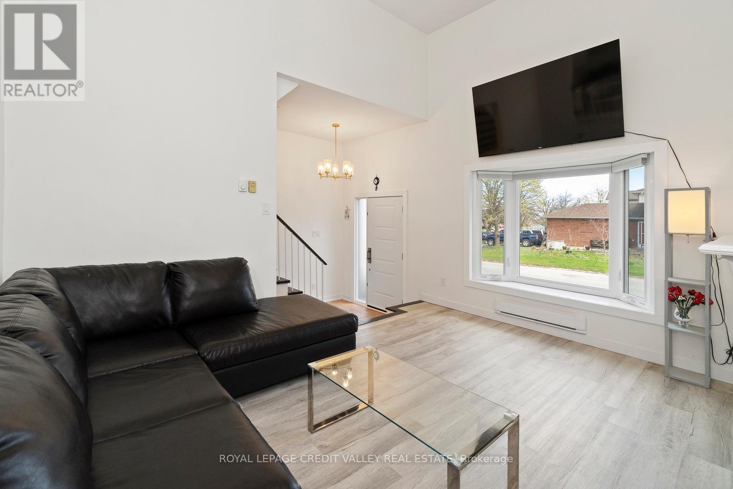 












13 KINZIE LANE

,
Barrie,




Ontario
L4M6A2


