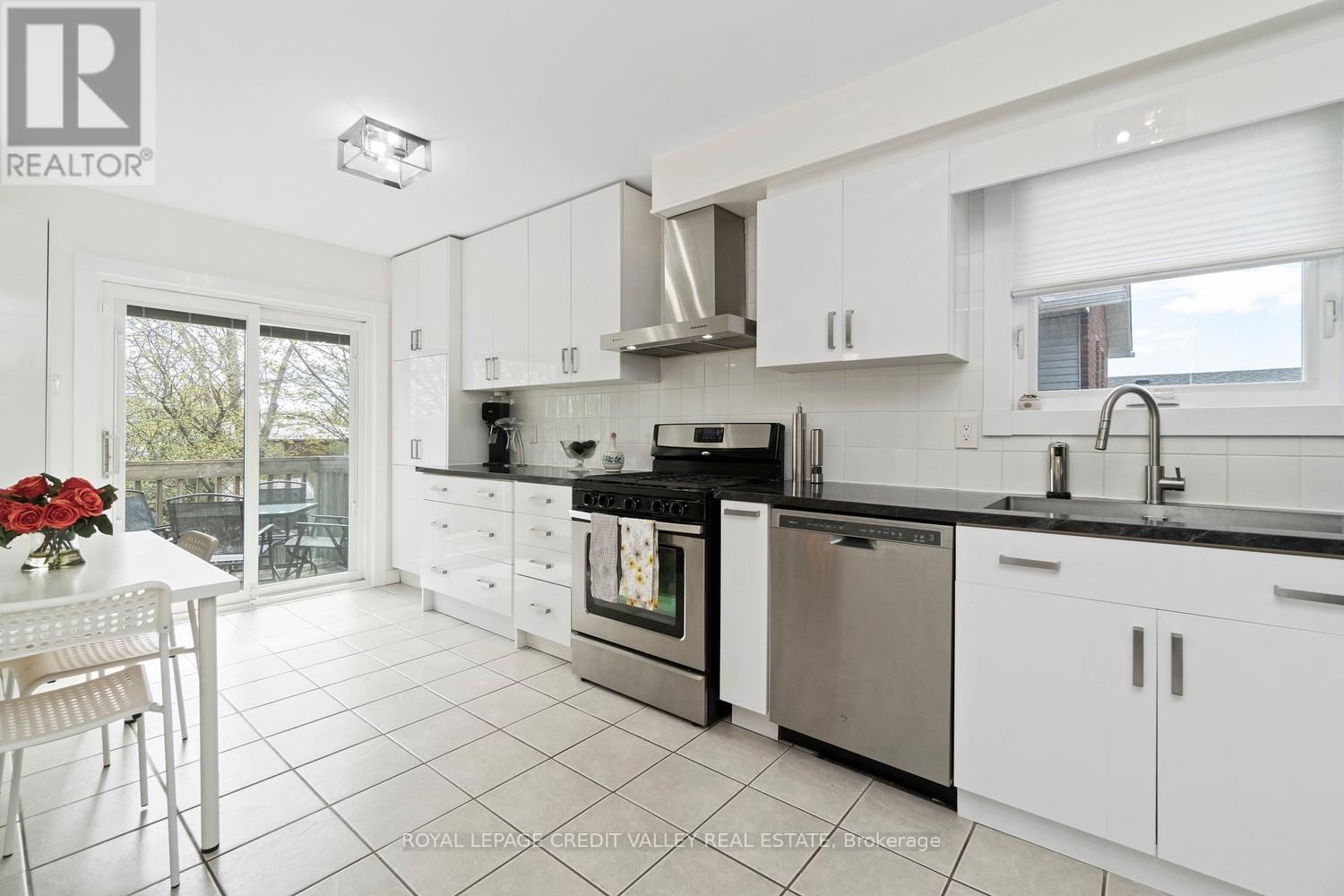 












13 KINZIE LANE

,
Barrie,




Ontario
L4M6A2

