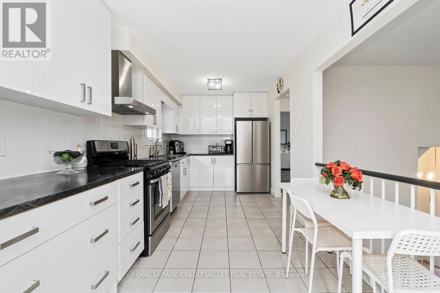 












13 KINZIE LANE

,
Barrie,




Ontario
L4M6A2

