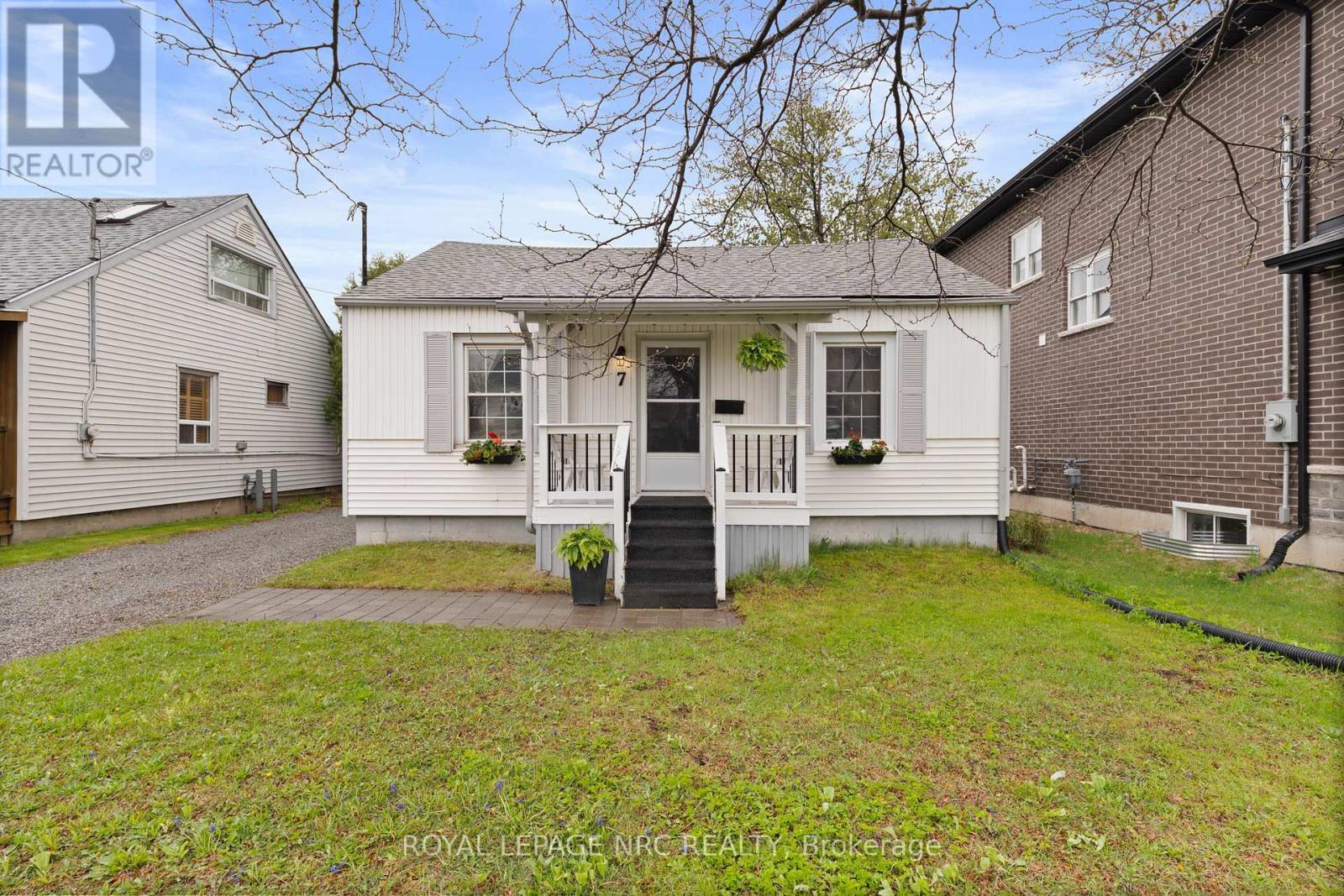 












7 LANCASTER AVENUE

,
St. Catharines (E. Chester),




Ontario
L2R2R5

