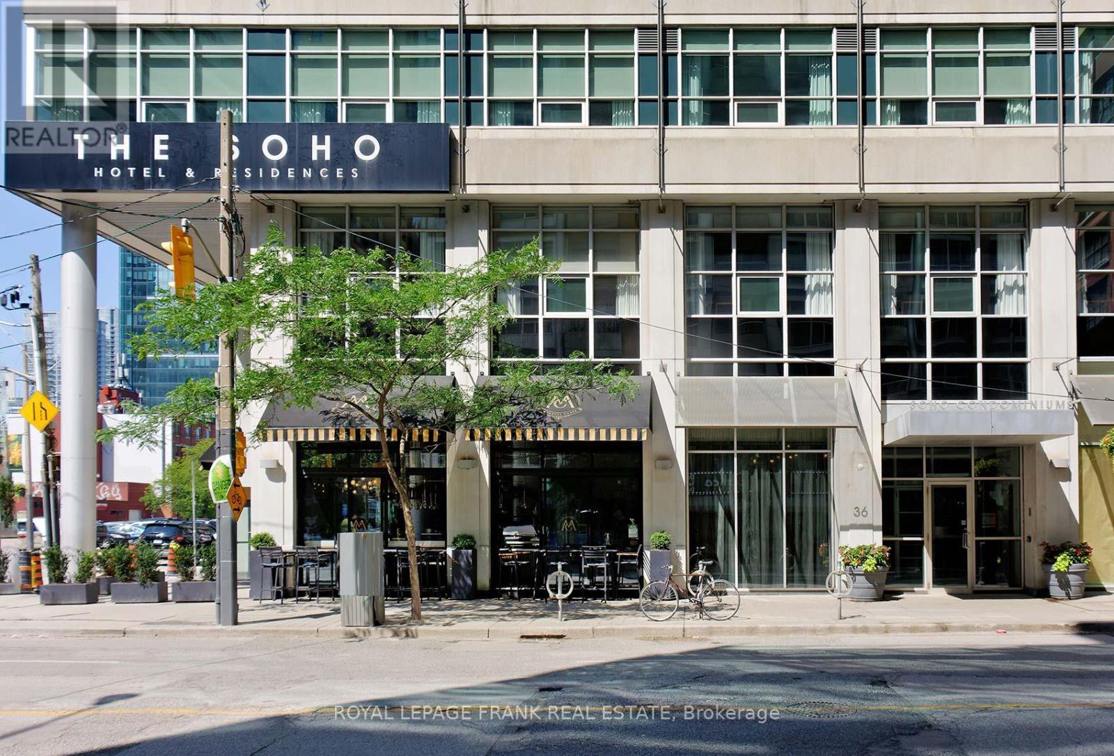 












914 - 36 BLUE JAYS WAY

,
Toronto (Waterfront Communities),




Ontario
M5V3T3

