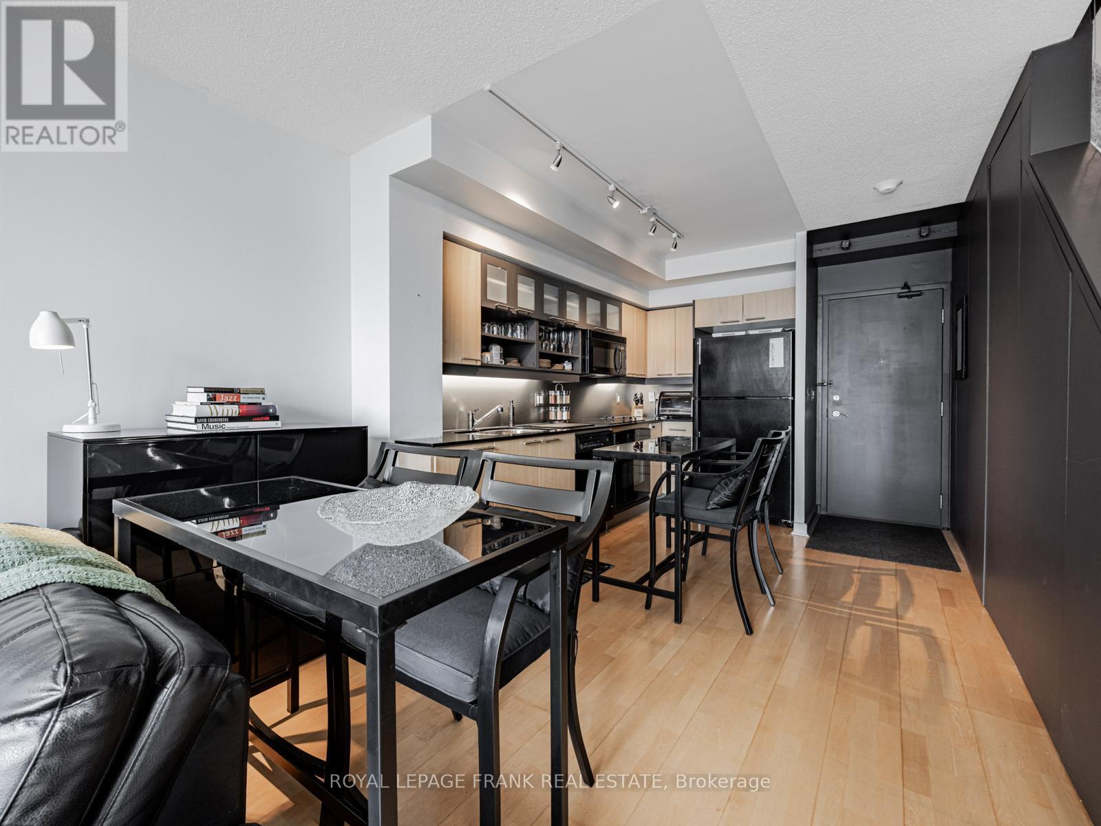 












914 - 36 BLUE JAYS WAY

,
Toronto (Waterfront Communities),




Ontario
M5V3T3

