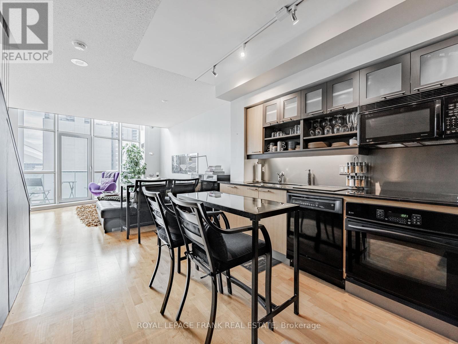 












914 - 36 BLUE JAYS WAY

,
Toronto (Waterfront Communities),




Ontario
M5V3T3

