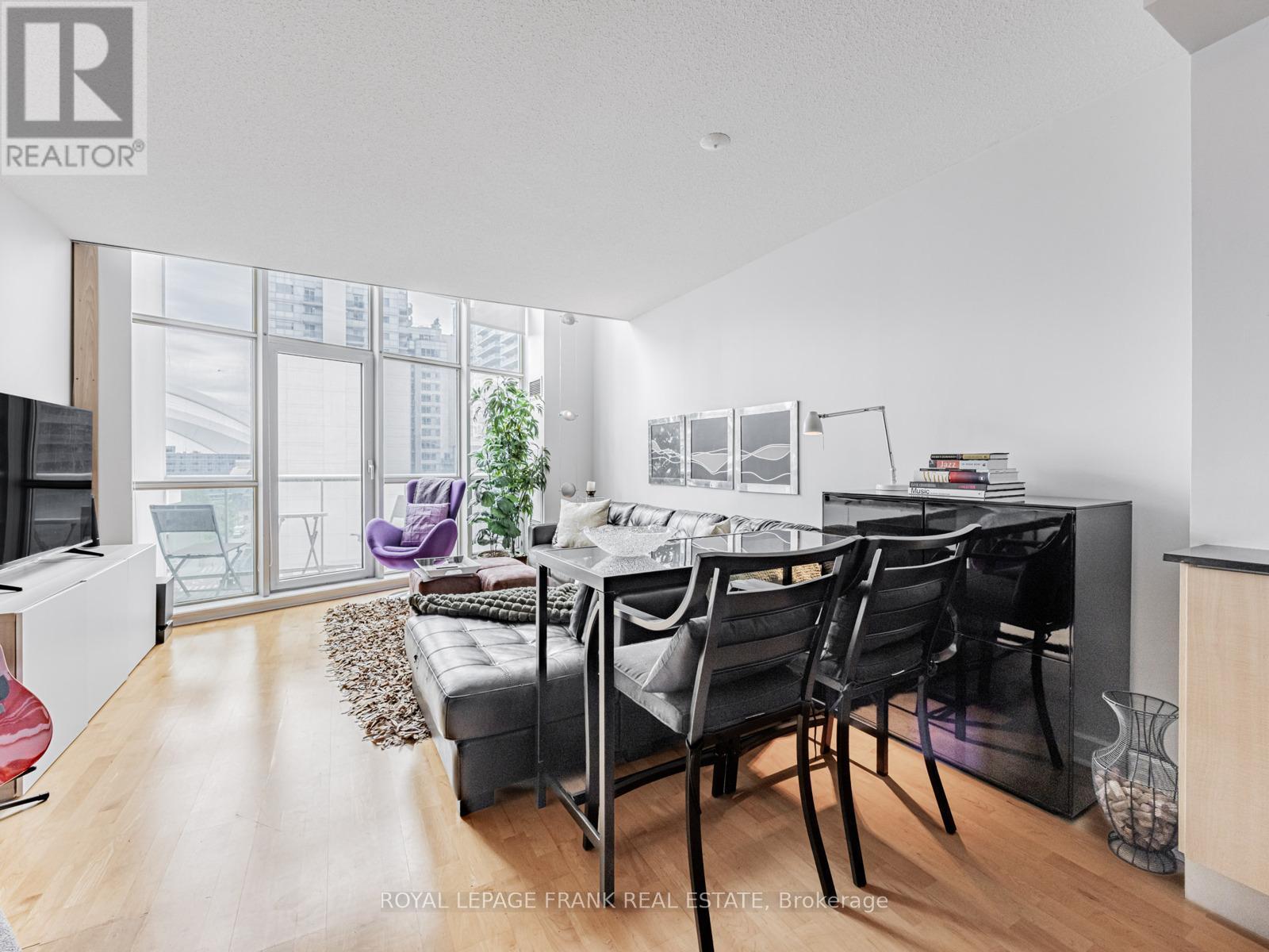 












914 - 36 BLUE JAYS WAY

,
Toronto (Waterfront Communities),




Ontario
M5V3T3

