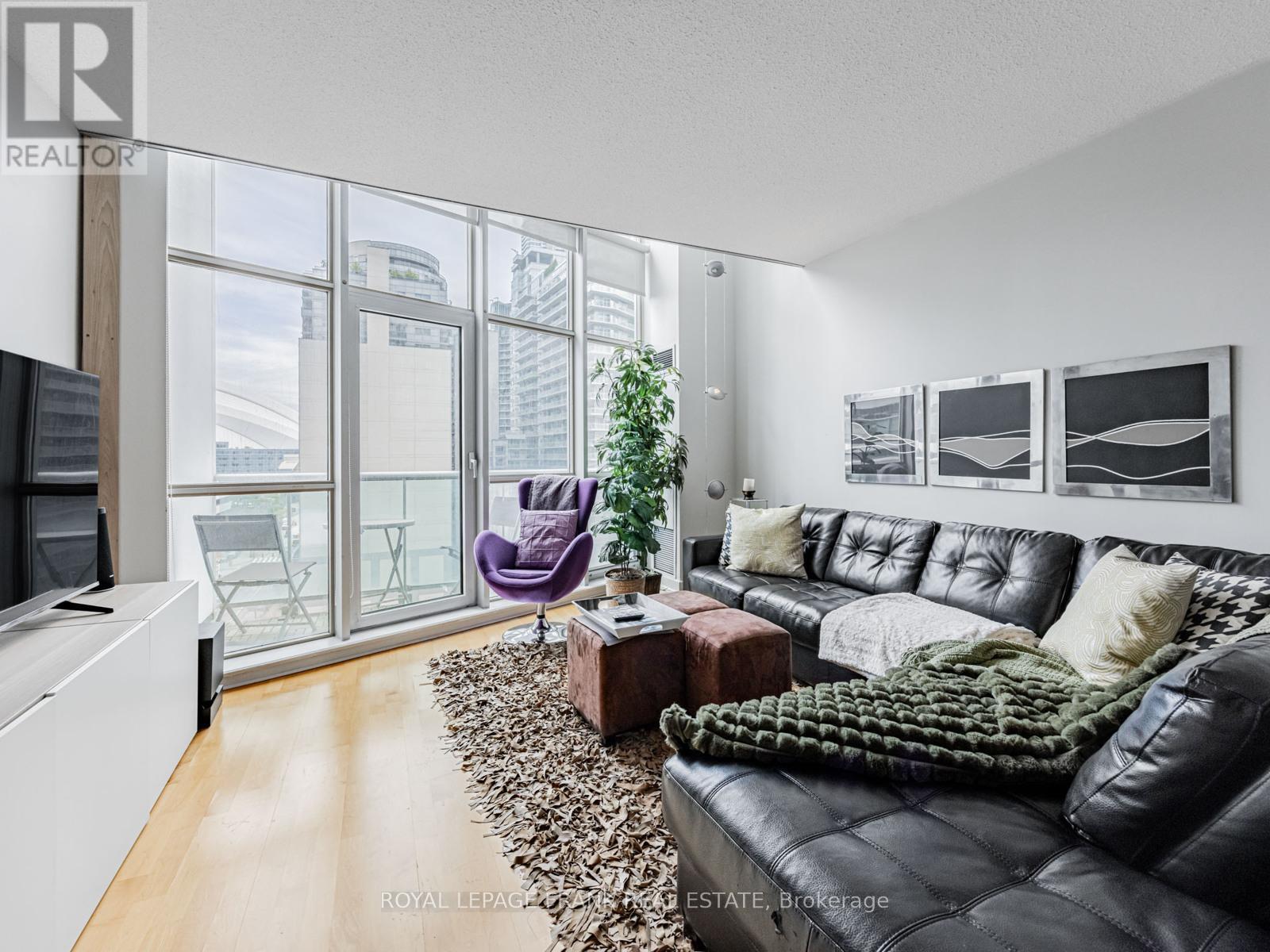 












914 - 36 BLUE JAYS WAY

,
Toronto (Waterfront Communities),




Ontario
M5V3T3

