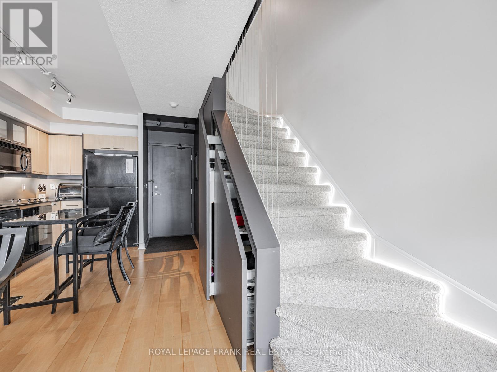 












914 - 36 BLUE JAYS WAY

,
Toronto (Waterfront Communities),




Ontario
M5V3T3

