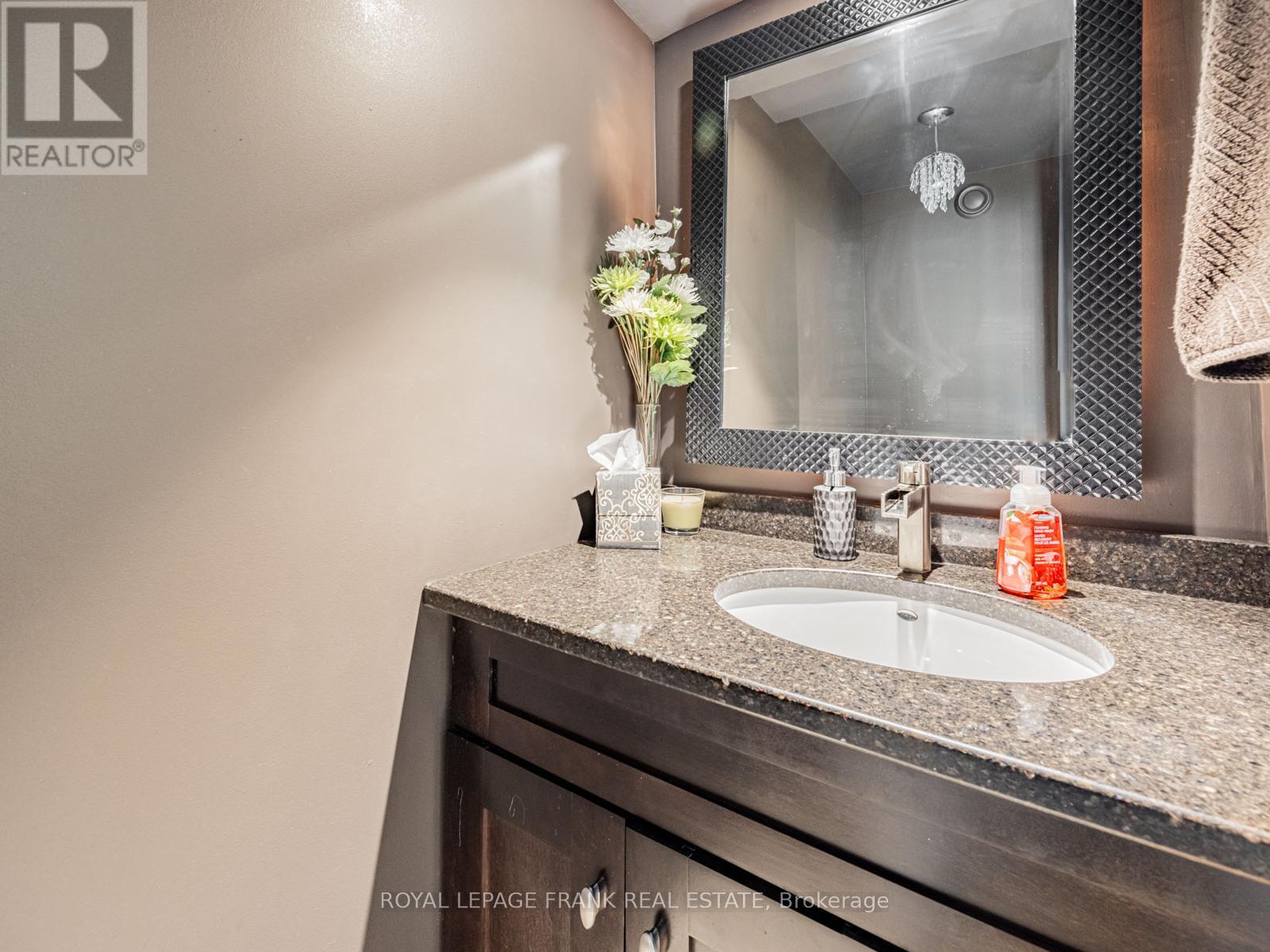 












914 - 36 BLUE JAYS WAY

,
Toronto (Waterfront Communities),




Ontario
M5V3T3

