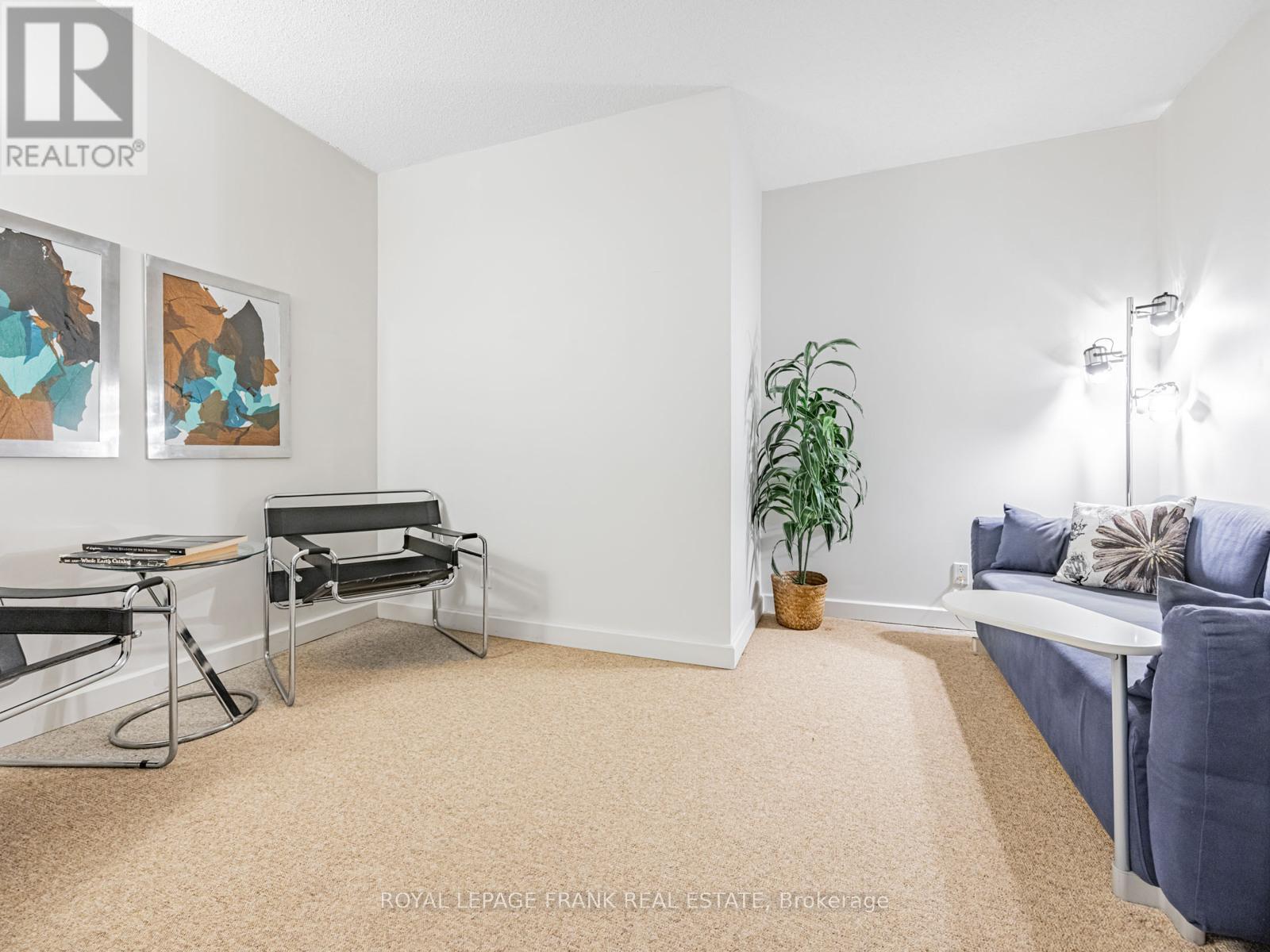 












914 - 36 BLUE JAYS WAY

,
Toronto (Waterfront Communities),




Ontario
M5V3T3

