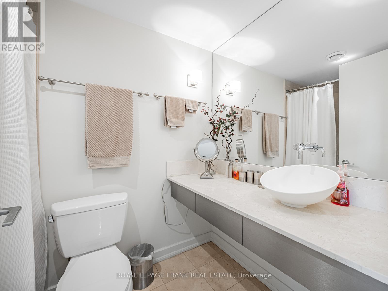 












914 - 36 BLUE JAYS WAY

,
Toronto (Waterfront Communities),




Ontario
M5V3T3

