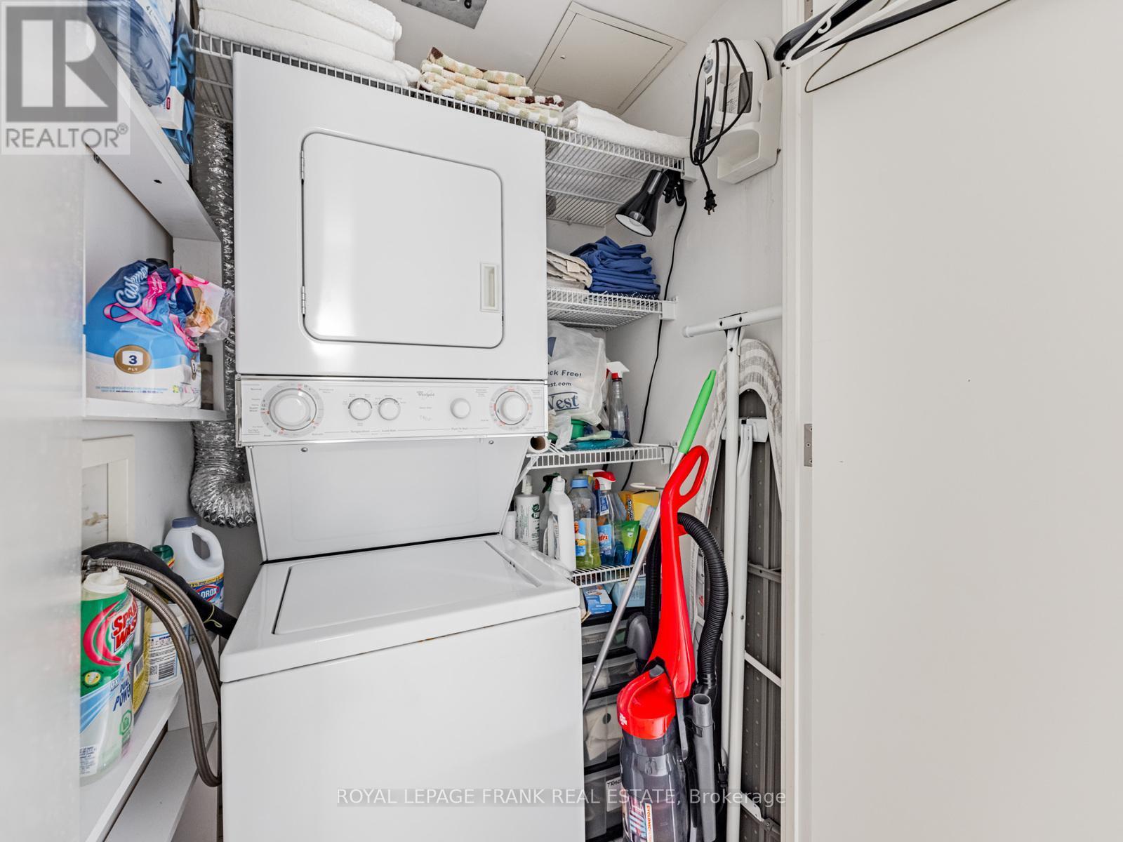












914 - 36 BLUE JAYS WAY

,
Toronto (Waterfront Communities),




Ontario
M5V3T3

