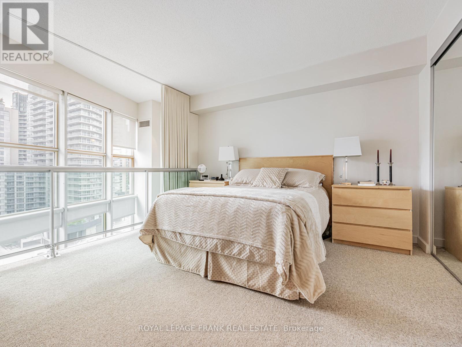 












914 - 36 BLUE JAYS WAY

,
Toronto (Waterfront Communities),




Ontario
M5V3T3

