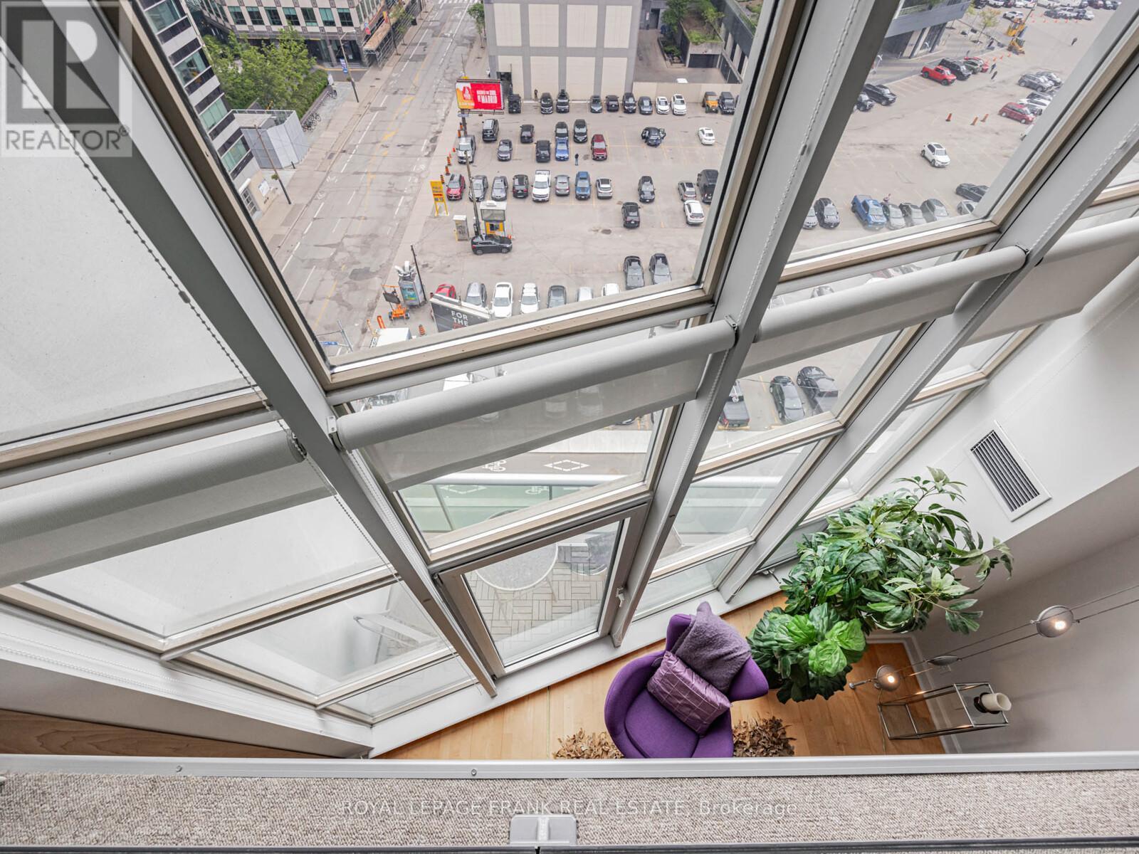 












914 - 36 BLUE JAYS WAY

,
Toronto (Waterfront Communities),




Ontario
M5V3T3

