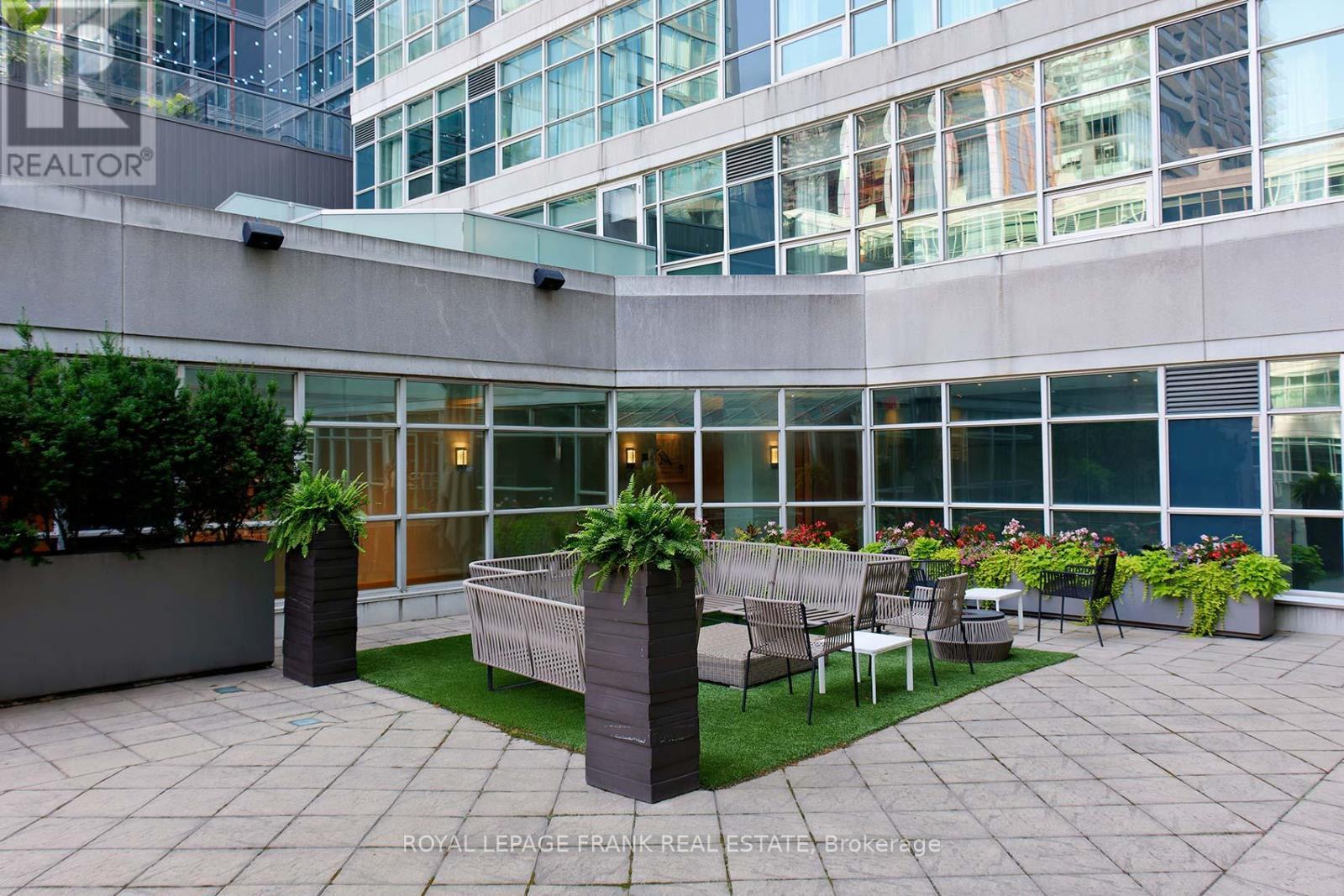 












914 - 36 BLUE JAYS WAY

,
Toronto (Waterfront Communities),




Ontario
M5V3T3

